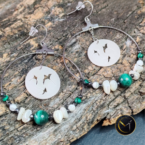 Boucles d'oreilles créoles en ivoire végétalet pierres naturelles, hématite, malachite, nacre et acier inoxydable
