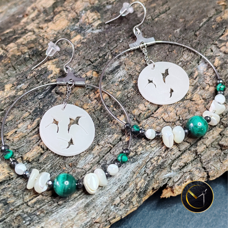 Boucles d'oreilles créoles en ivoire végétalet pierres naturelles, hématite, malachite, nacre et acier inoxydable Boucles d'oreilles créoles en ivoire végétalet pierres naturelles, hématite, malachite, nacre et acier inoxydable