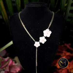 collier fleurs en ivoire végétal et acier inoxydable